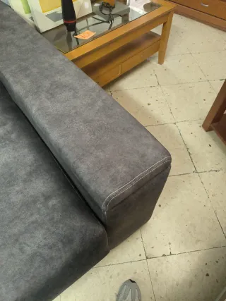 Chaiselongue gris con almacenaje