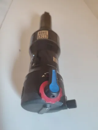 Amortiguador y horquilla Yari Rock Shox.
