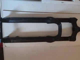 Amortiguador y horquilla Yari Rock Shox.
