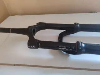 Amortiguador y horquilla Yari Rock Shox.