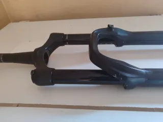 Amortiguador y horquilla Yari Rock Shox.