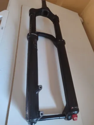 Amortiguador y horquilla Yari Rock Shox.