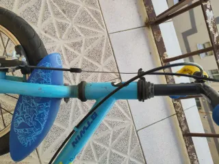 Bici infantil azul con ruedas de 14 pulgadas