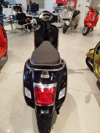 Vespa GTS 300cc Negro Brillo