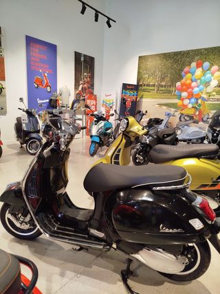 Vespa GTS 300cc Negro Brillo