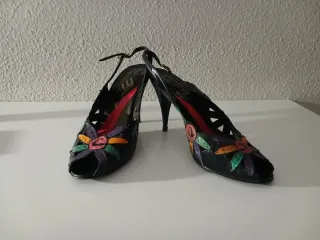 Zapatos de tacón negros con flores
