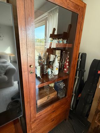 Vitrina de madera maciza con cristal