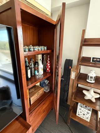 Vitrina de madera maciza con cristal