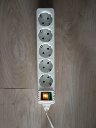 3 Regleta 4 enchufes y otras dos con 5 interruptor