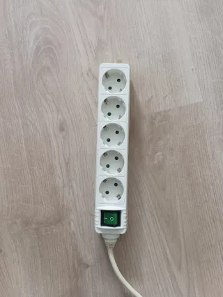 3 Regleta 4 enchufes y otras dos con 5 interruptor