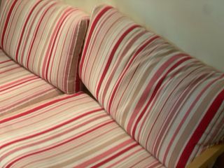 Sofá cama de tela y madera