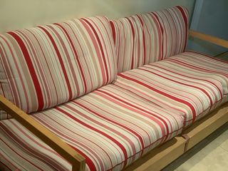 Sofá cama de tela y madera