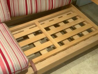 Sofá cama de tela y madera