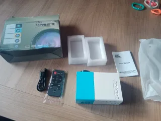 Proyector LED Pantalla Azul y Blanco