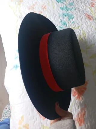Sombrero Flamenco Negro con Cinta Roja 52.5 cm