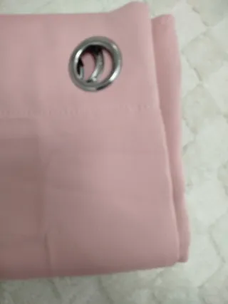 Cortina opaca rosa con ojales
