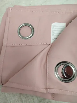 Cortina opaca rosa con ojales