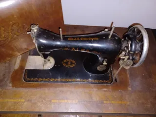Máquina de coser Alfa antigua