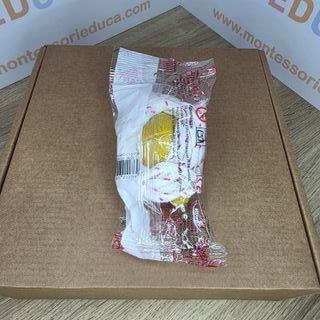 Peonza de madera amarilla