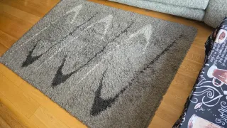 Alfombra gris y negra