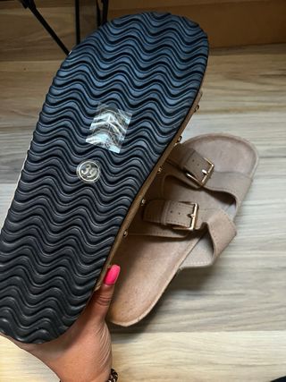 Sandalias de mujer con hebillas doradas