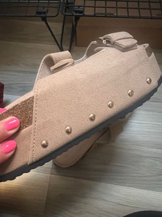 Sandalias de mujer con hebillas doradas
