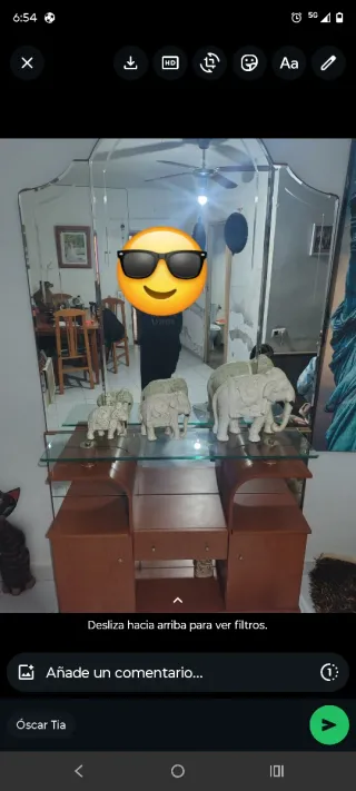 Mueble tocador con espejo y elefantes decorativos