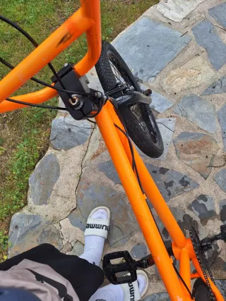 Bicicleta BMX naranja y negra