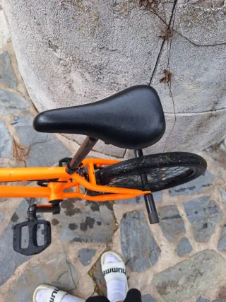 Bicicleta BMX naranja y negra