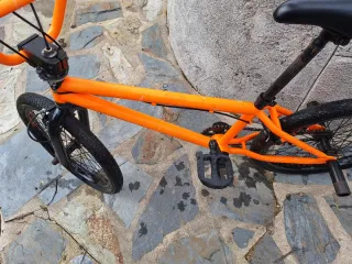 Bicicleta BMX naranja y negra