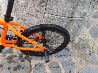 Bicicleta BMX naranja y negra