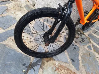 Bicicleta BMX naranja y negra