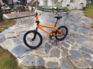 Bicicleta BMX naranja y negra