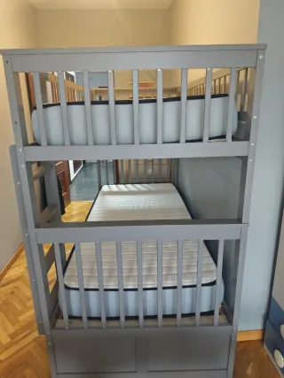 Literas grises con colchones en buen estado