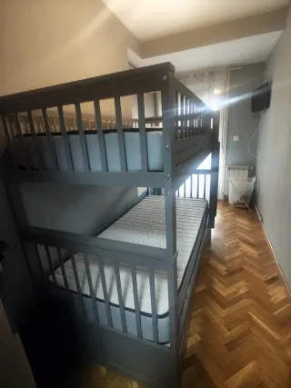 Literas grises con colchones en buen estado