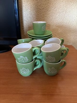 Juego de café verde con hojas blancas