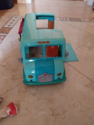 Caravana Sylvanian Families con 2 figuras