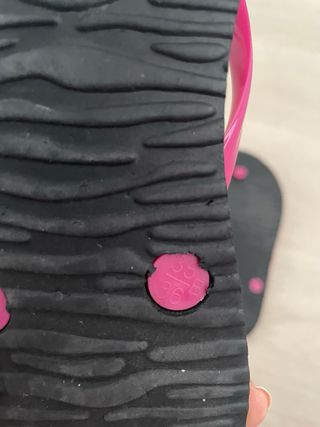Chanclas con estampado de puntos