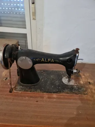Máquina de coser Alfa antigua