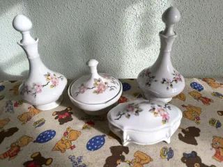 Set di trucco in porcellana con fiori rosa