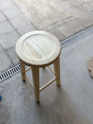 Taburete de madera altura de 70cm.