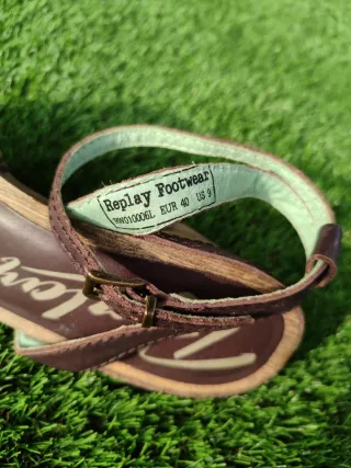 Sandalias marrones de tiras con tacón