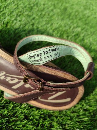Sandalias marrones con tacón