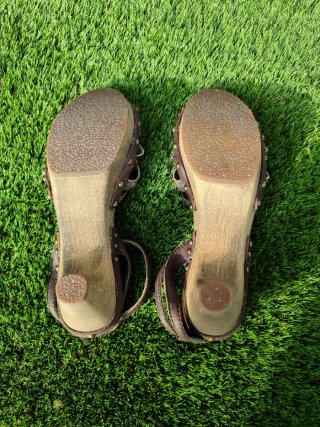 Sandalias marrones con tacón