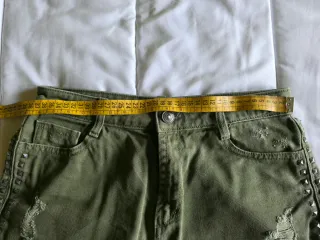 Shorts verdes con tachuelas y rotos