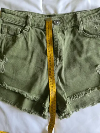 Shorts verdes con tachuelas y rotos