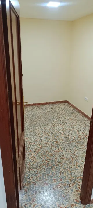 Se alquila habitacion amueblada