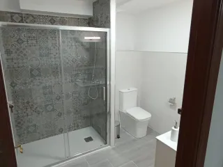 Se alquila habitacion amueblada