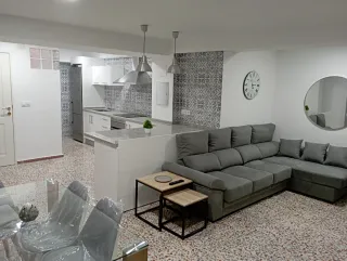 Se alquila habitacion amueblada