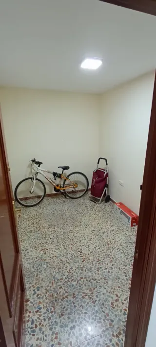 Se alquila habitacion amueblada